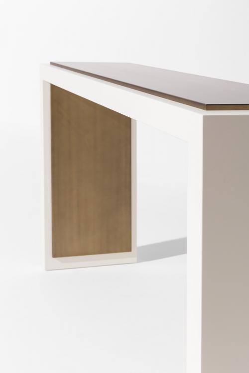 Khan console in Bianco finish and bronze metal details