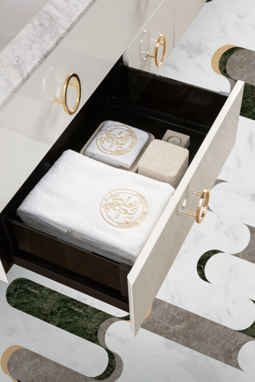 Тумба Daphne, отделка Bianco, мрамор Bianco Statuario, золотые детали