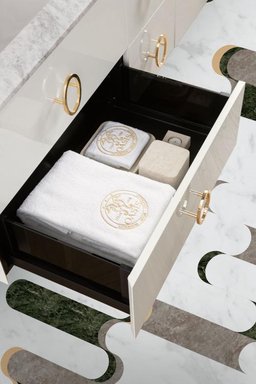 Daphne vanity unit, Bianco finish, Bianco Statuario marble, gold details