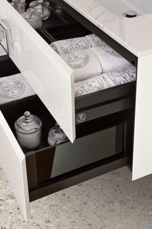 Тумба Daphne, отделка Bianco, мрамор Bianco Statuario, хромированные детали