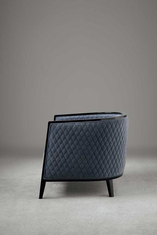 Saten armchair with Black finish structure and covered in velvet