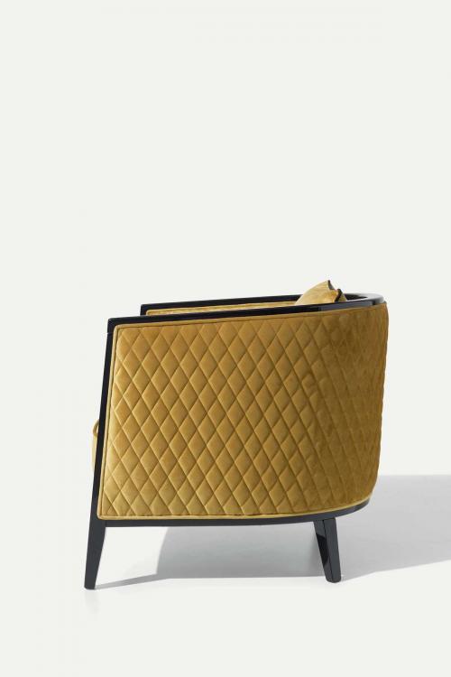 Saten armchair with Black finish structure and covered in velvet