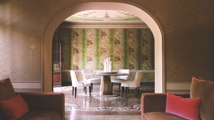 Видео про итальянские столы TURNER