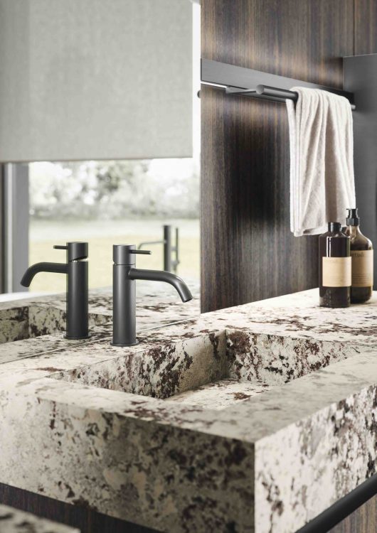 Top in Alaska White porcelain stone with rock washbasin