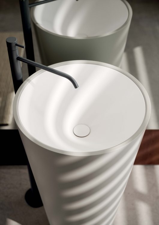 Jupiter freestanding washbasin in matt white Lightfeel and matt Corda elegance lacquered exterior finish