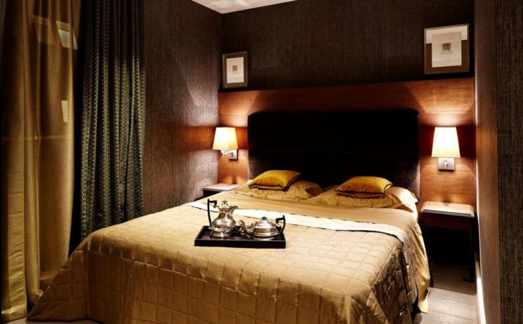 Дизайн интерьера спальни с темной мебелью